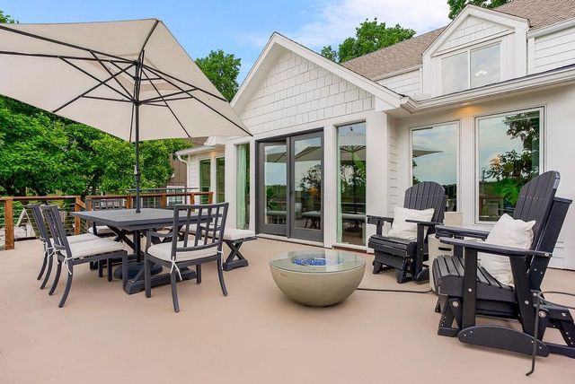 252 Apache Trail W, Lake Quivira, KS 66217