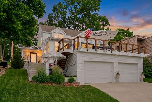 252 Apache Trail W, Lake Quivira, KS 66217