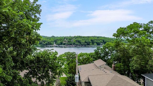 252 Apache Trail W, Lake Quivira, KS 66217