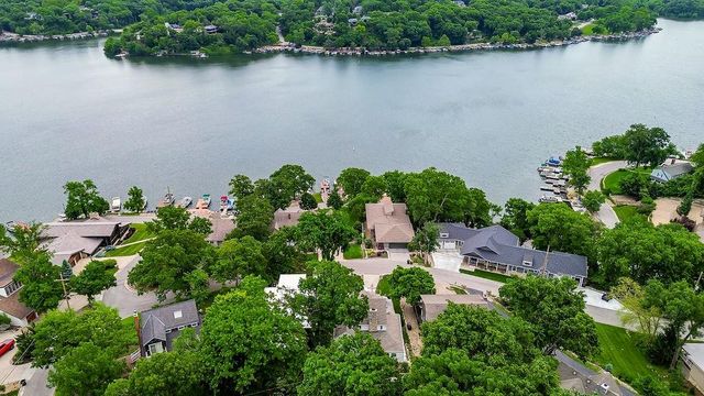 252 Apache Trail W, Lake Quivira, KS 66217