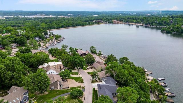 252 Apache Trail W, Lake Quivira, KS 66217