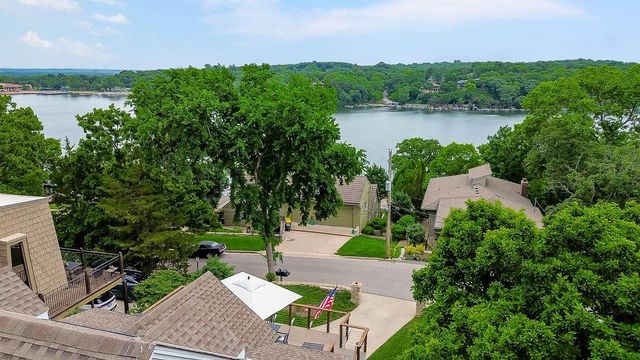 252 Apache Trail W, Lake Quivira, KS 66217