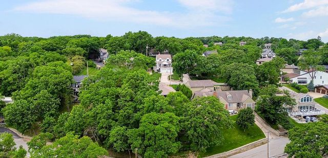 252 Apache Trail W, Lake Quivira, KS 66217
