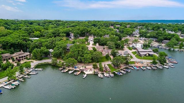 252 Apache Trail W, Lake Quivira, KS 66217