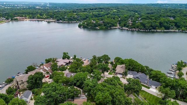 252 Apache Trail W, Lake Quivira, KS 66217