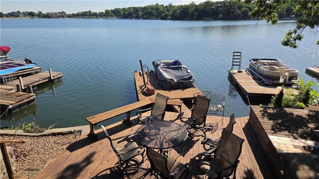 252 Apache Trail W, Lake Quivira, KS 66217