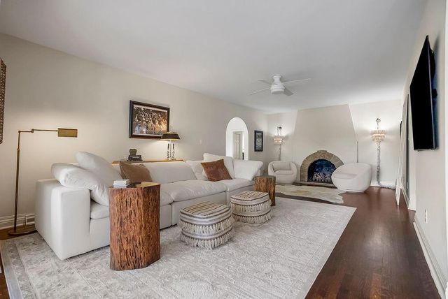 252 Apache Trail W, Lake Quivira, KS 66217