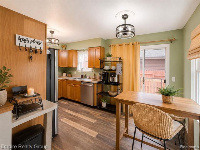 2716 Sinclair Avenue, Waterford, MI 48328