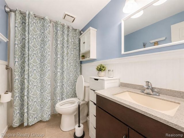 2716 Sinclair Avenue, Waterford, MI 48328