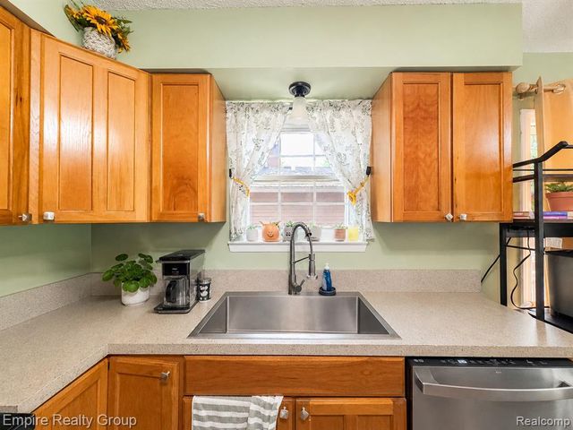 2716 Sinclair Avenue, Waterford, MI 48328