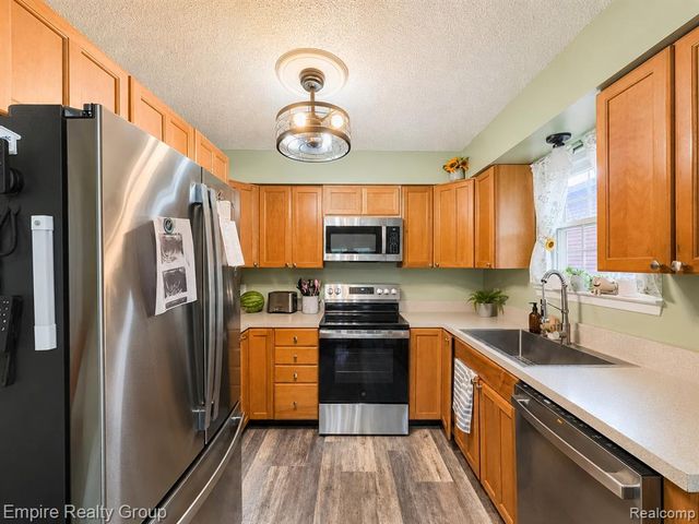2716 Sinclair Avenue, Waterford, MI 48328