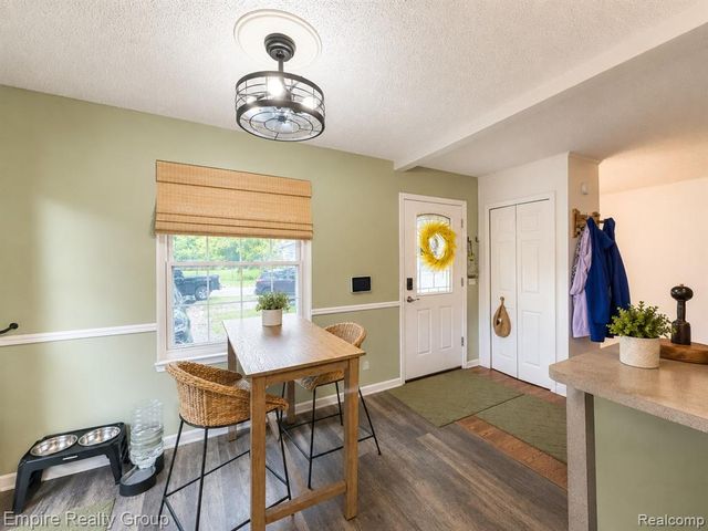 2716 Sinclair Avenue, Waterford, MI 48328
