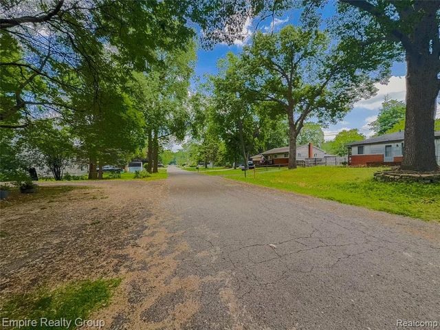 2716 Sinclair Avenue, Waterford, MI 48328