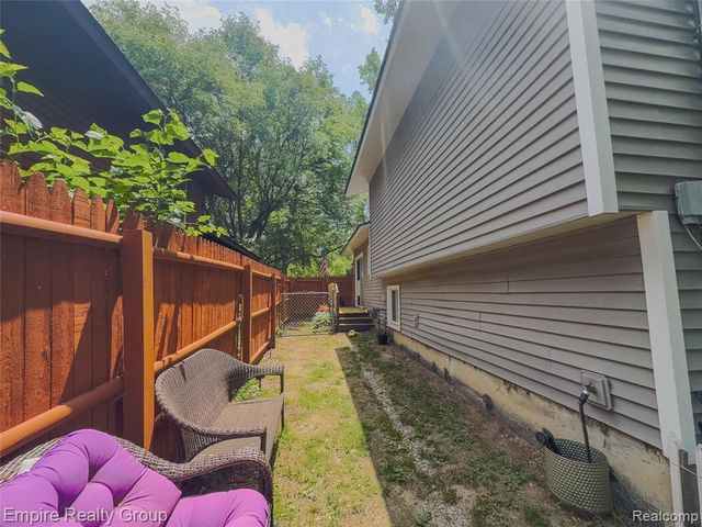 2716 Sinclair Avenue, Waterford, MI 48328