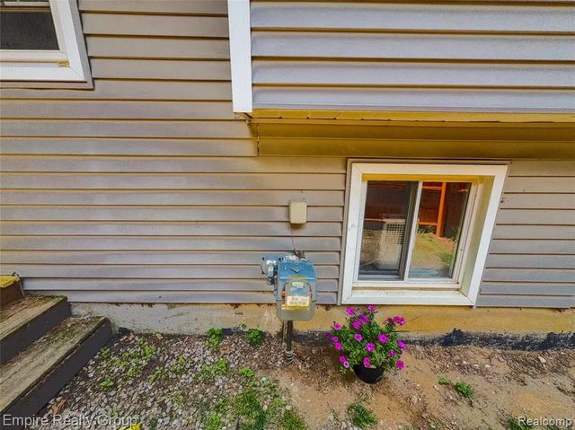 2716 Sinclair Avenue, Waterford, MI 48328