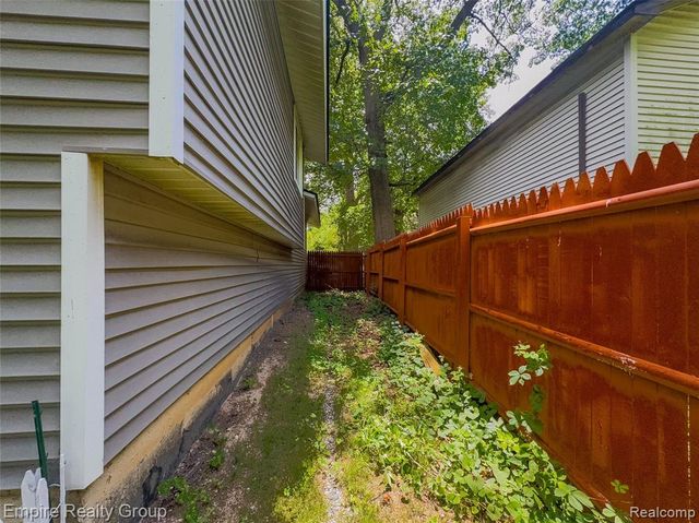 2716 Sinclair Avenue, Waterford, MI 48328