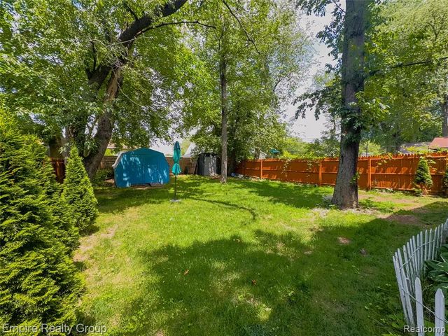 2716 Sinclair Avenue, Waterford, MI 48328