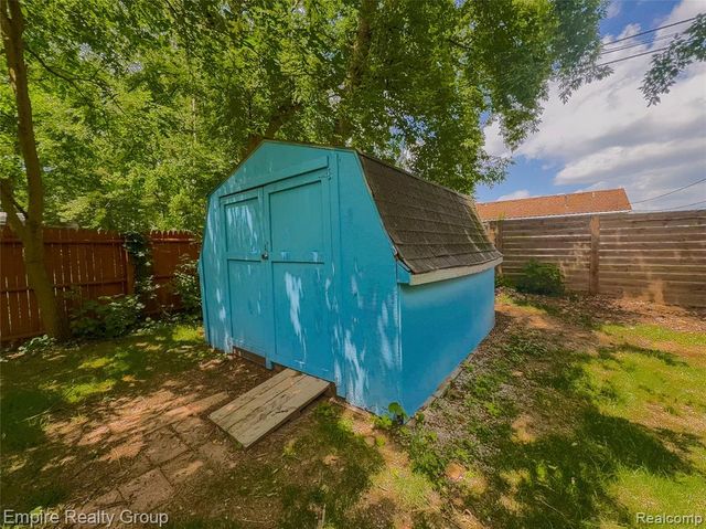 2716 Sinclair Avenue, Waterford, MI 48328