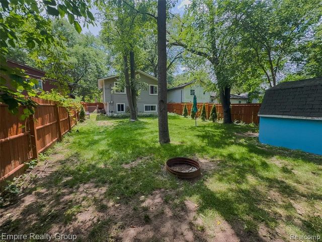2716 Sinclair Avenue, Waterford, MI 48328