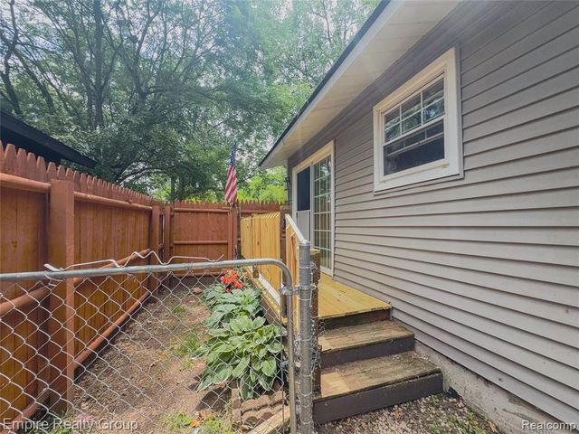 2716 Sinclair Avenue, Waterford, MI 48328