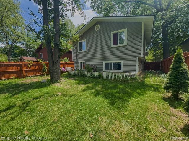 2716 Sinclair Avenue, Waterford, MI 48328