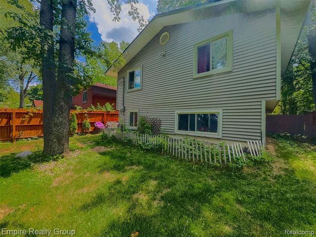 2716 Sinclair Avenue, Waterford, MI 48328