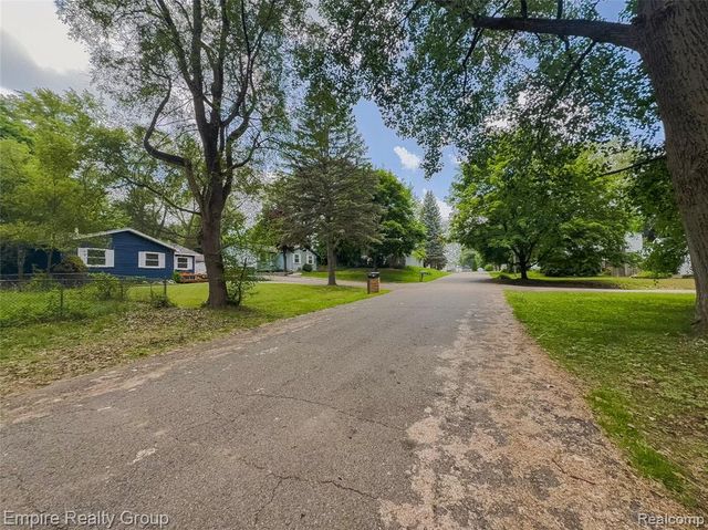 2716 Sinclair Avenue, Waterford, MI 48328
