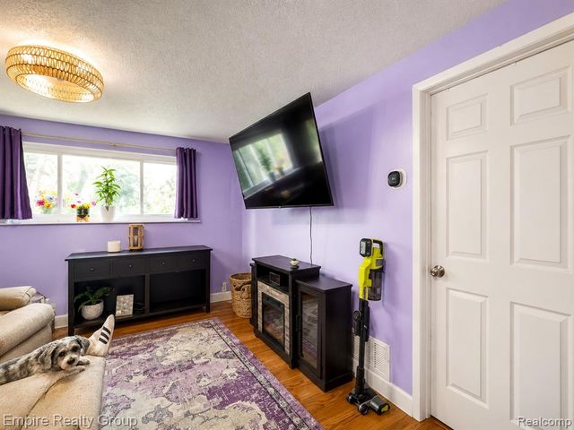 2716 Sinclair Avenue, Waterford, MI 48328