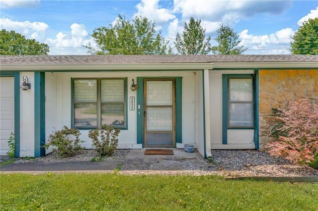 3233 Glacier Drive, Lawrence, KS 66047