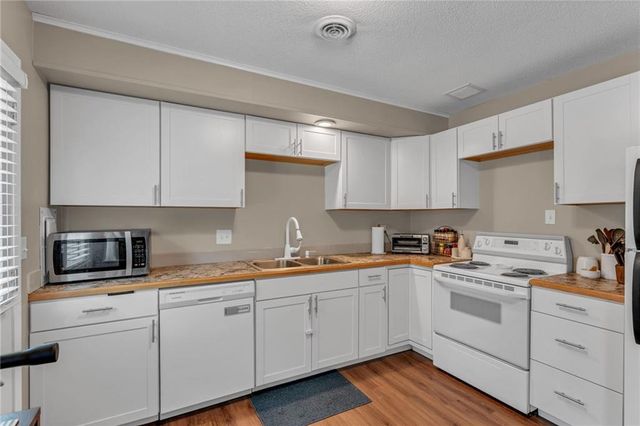 3233 Glacier Drive, Lawrence, KS 66047
