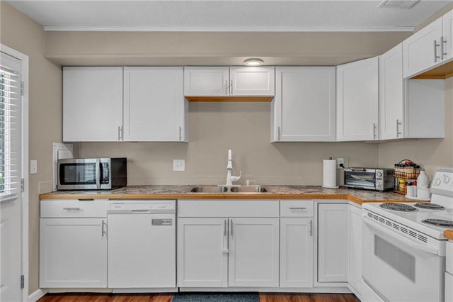 3233 Glacier Drive, Lawrence, KS 66047
