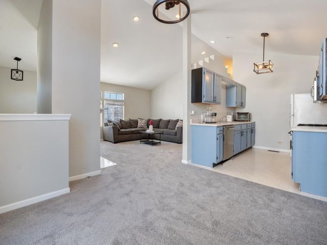 304 Nautical Way D, Elgin, IL 60123