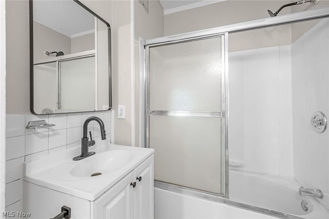 1695 Glenmont Road Lower, Cleveland Heights, OH 44118