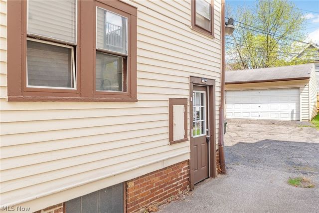 1695 Glenmont Road Lower, Cleveland Heights, OH 44118