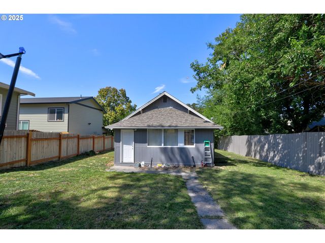 804 E 13TH St, The Dalles, OR 97058