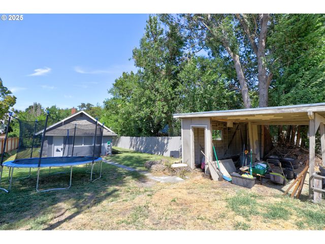 804 E 13TH St, The Dalles, OR 97058