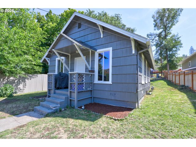 804 E 13TH St, The Dalles, OR 97058