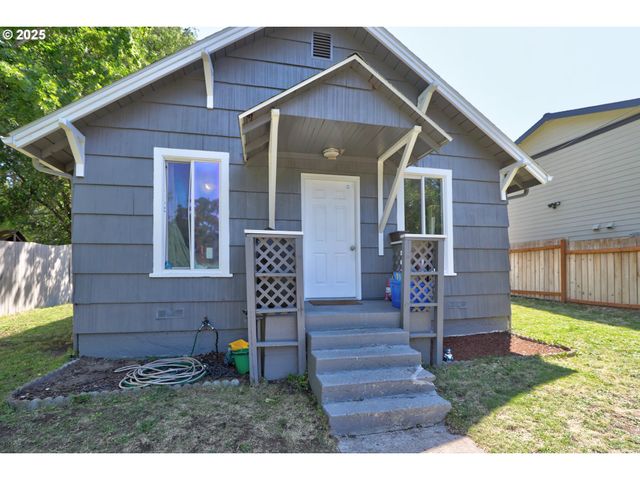 804 E 13TH St, The Dalles, OR 97058