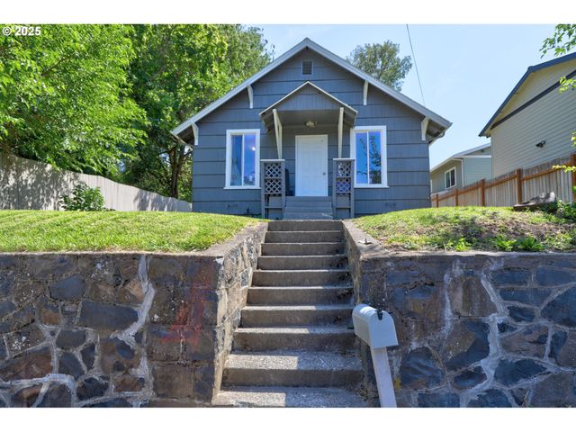 804 E 13TH St, The Dalles, OR 97058