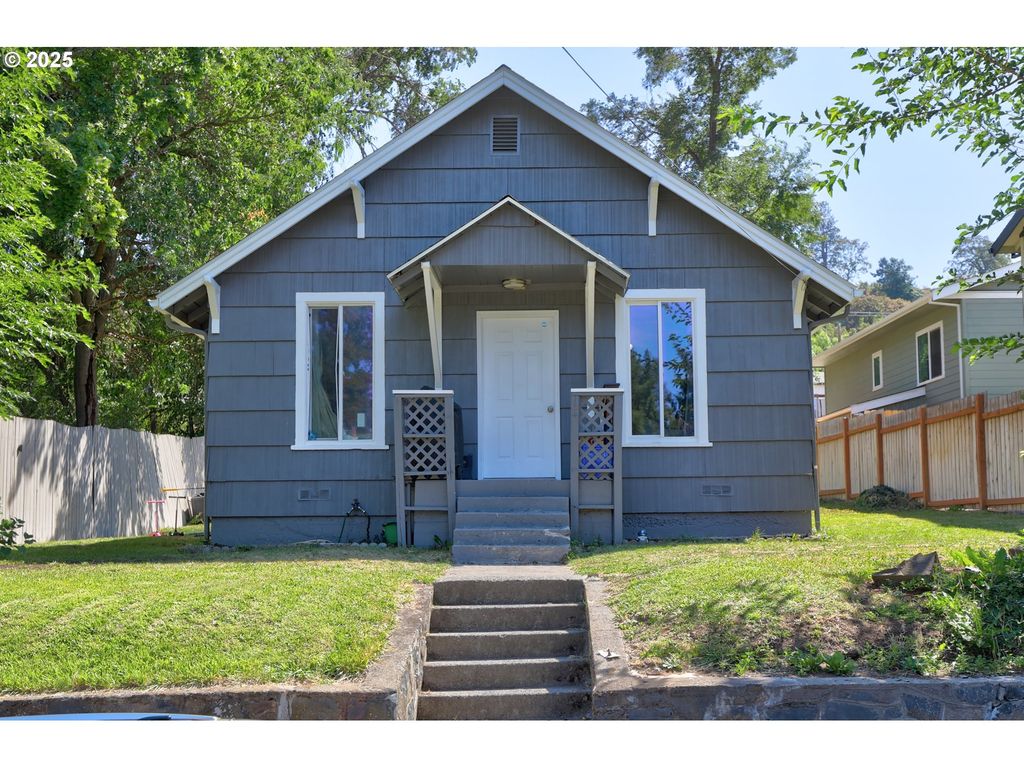 804 E 13TH St, The Dalles, OR 97058