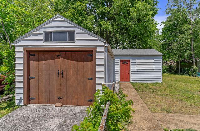1433 E Division Street, Springfield, MO 65803