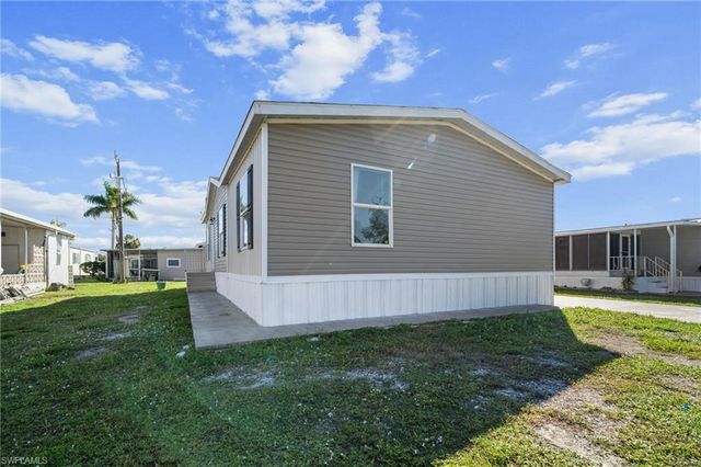 372 Santa Fe TRL, North Fort Myers, FL 33917