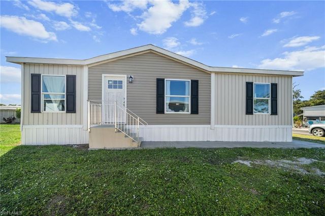 372 Santa Fe TRL, North Fort Myers, FL 33917