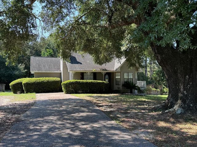 207 W Pinoak Court, Crestview, FL 32539