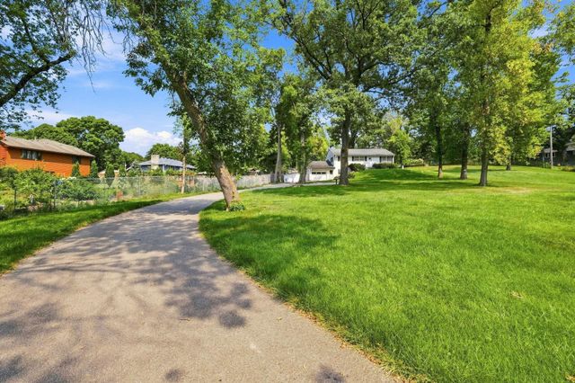 17924 Bell Circle W, Minnetonka, MN 55345