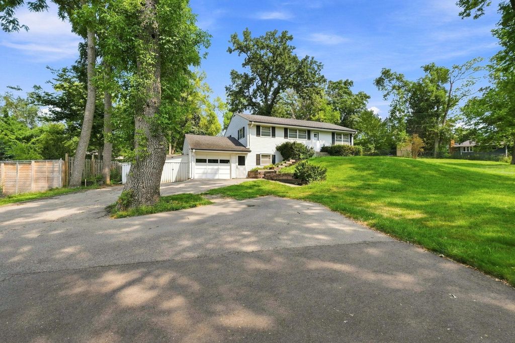17924 Bell Circle W, Minnetonka, MN 55345