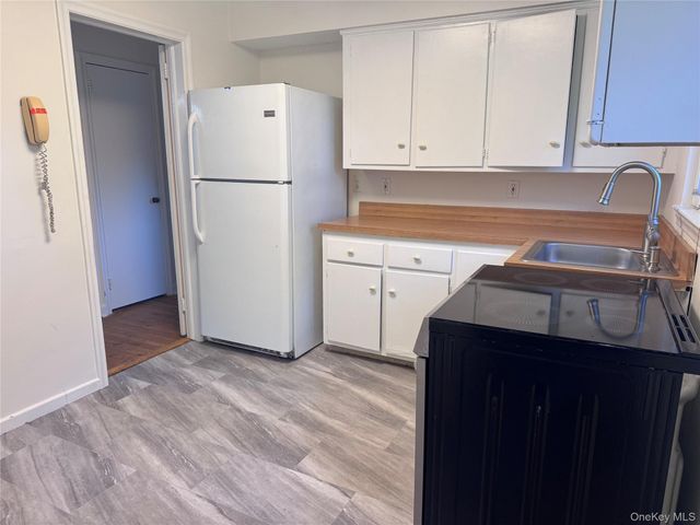 625 Knollwood Drive, West Hempstead, NY 11552