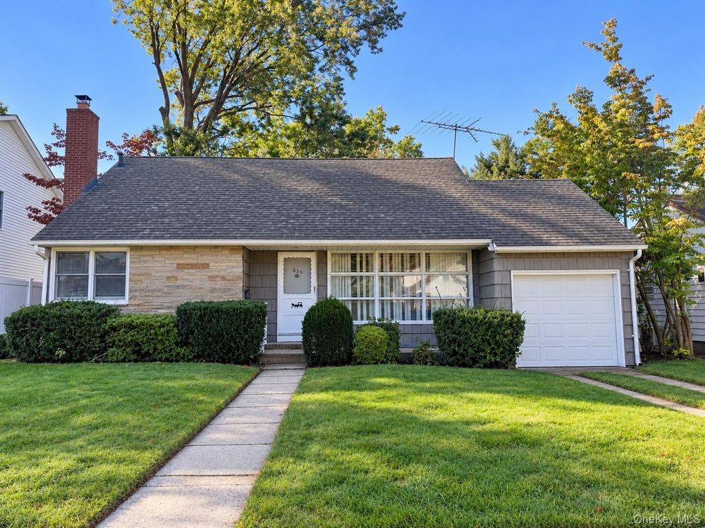 625 Knollwood Drive, West Hempstead, NY 11552 — exterior