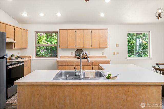 6 Inglewood Place, Bellingham, WA 98229