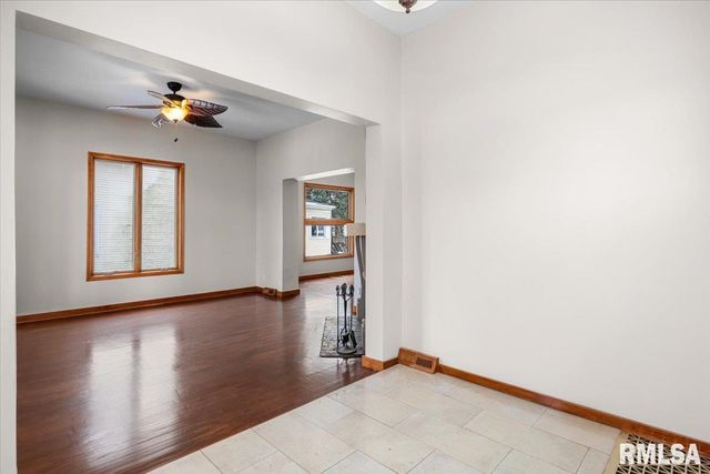 1037 N 8TH Street, Springfield, IL 62702